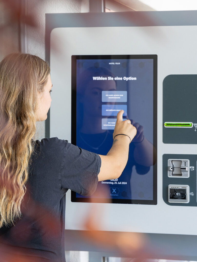 Blick auf den Check In Automat im Hotel Felix in Mietingen