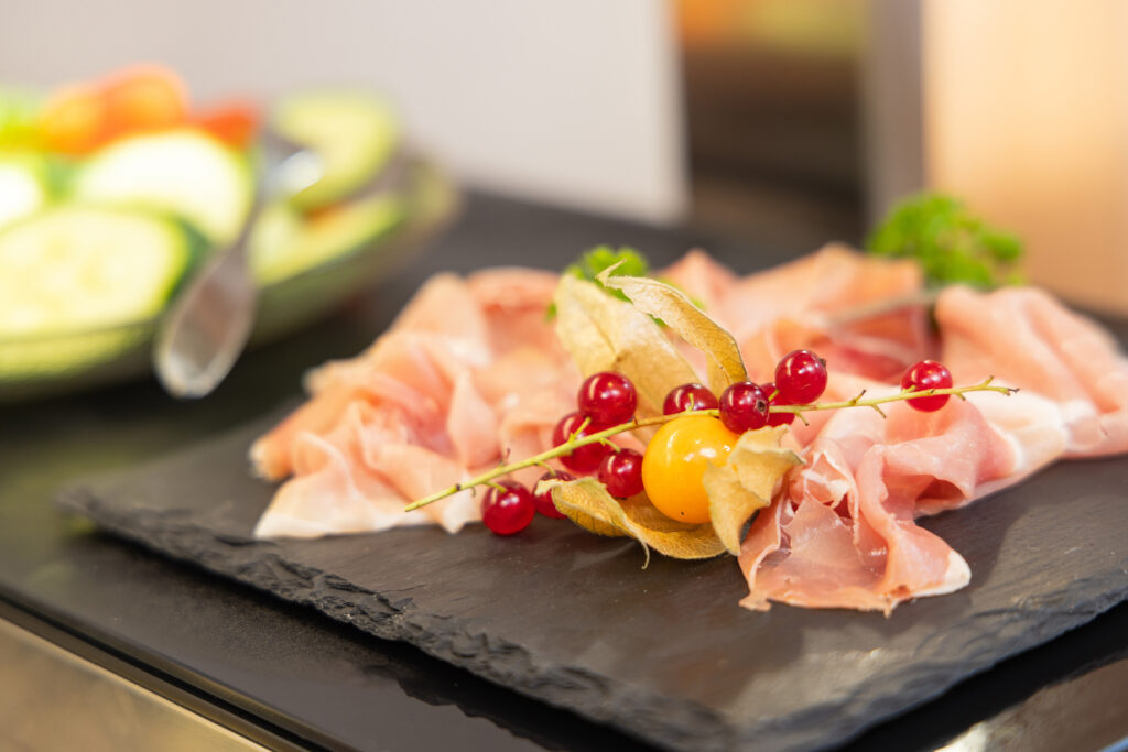 Blick auf das Frühstücksbuffet im Hotel Felix in Mietingen