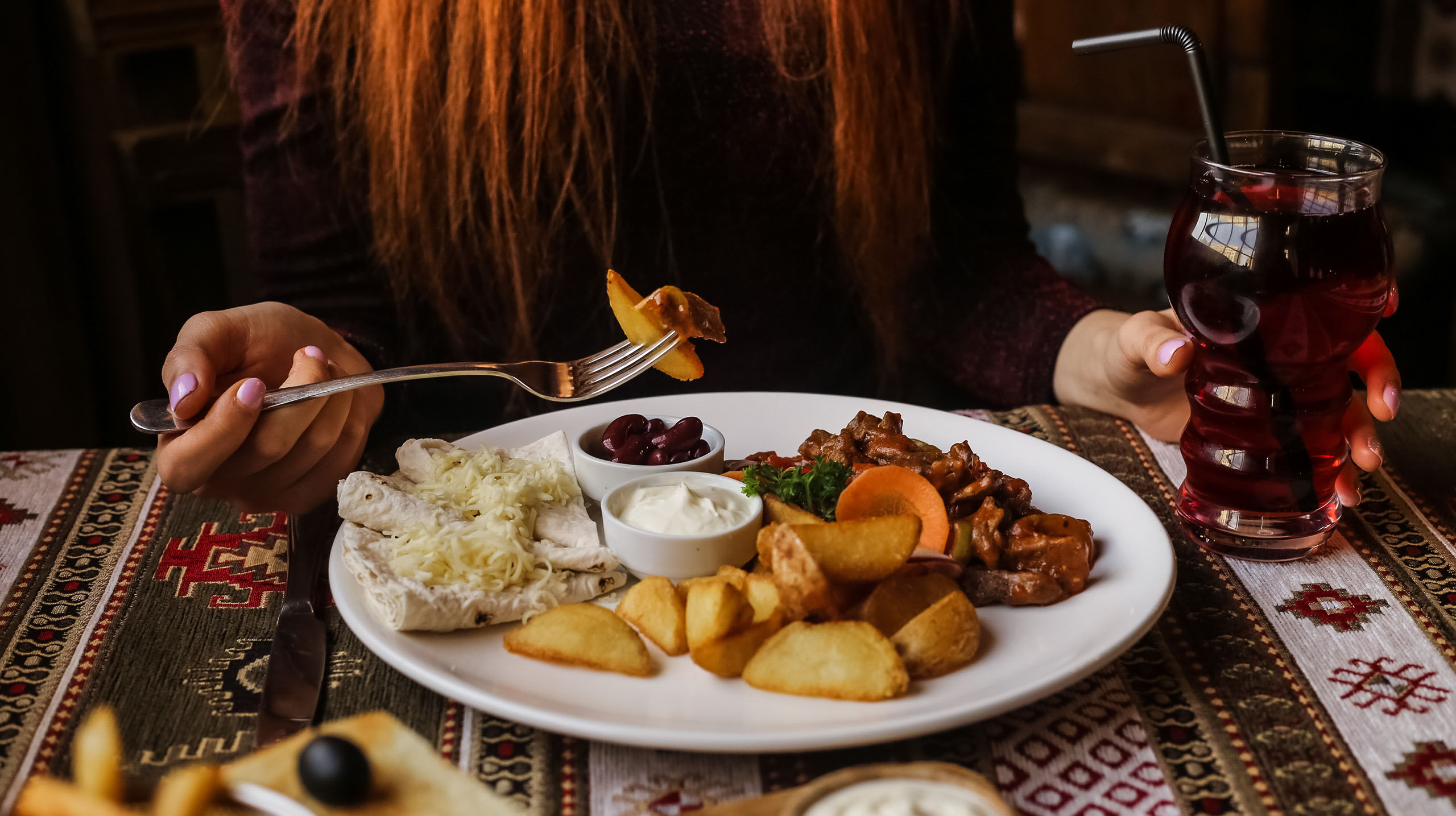 Frau isst in einem Restaurant