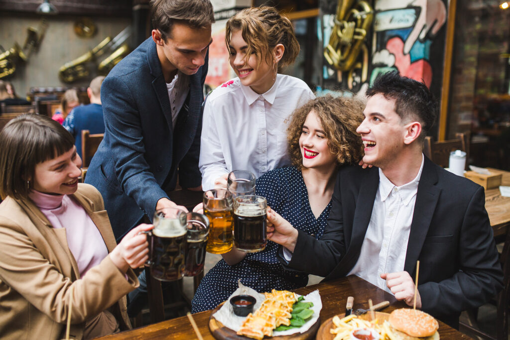 Imagebild mehere Freunde treffen sich auf ein paar Bier im Pub